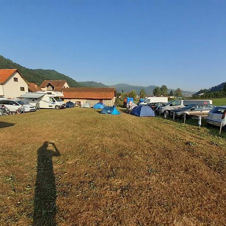 Готель Dragacevska Avlija - Camp Гуча Екстер'єр фото