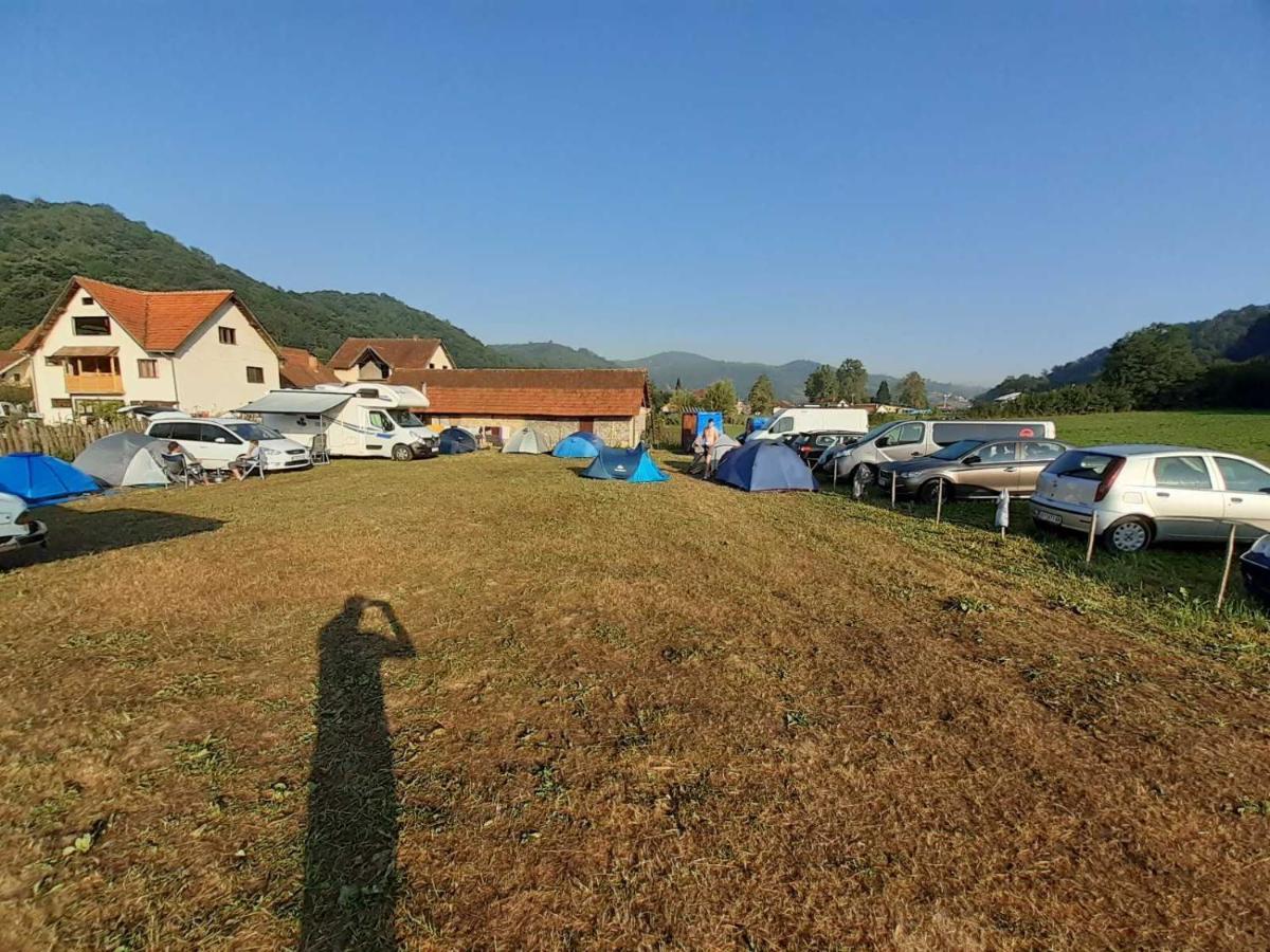 Готель Dragacevska Avlija - Camp Гуча Екстер'єр фото