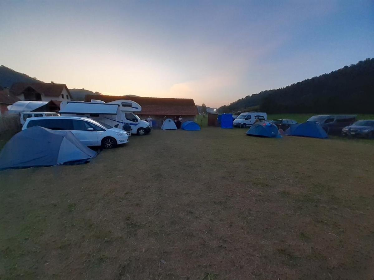 Готель Dragacevska Avlija - Camp Гуча Екстер'єр фото